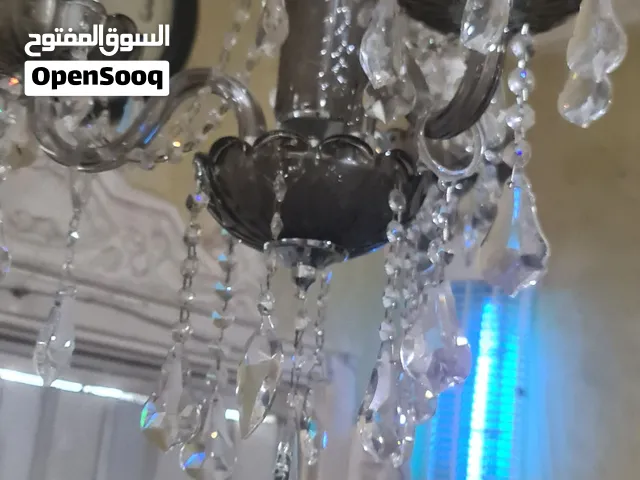 يوجد خمس ثريات كريستال ب 80 دينار فقط متكاملات بحالة الجديد