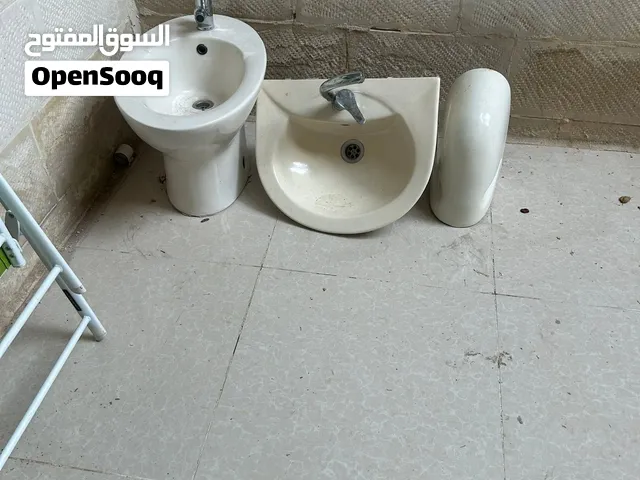 حوض غسيل وشطاف (بيديه) للحمام. بحالة نظيفة.