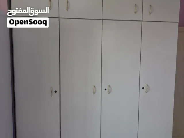 خزانة ملابس مستعملة