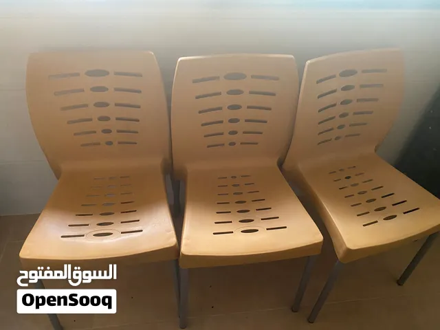 4 كراسي بلاستيك مقوى