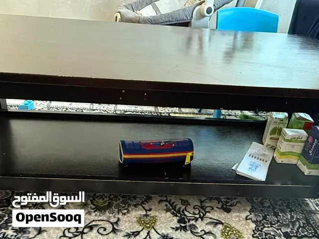 طاولة خشب متينة جدا وبحالة جيدة