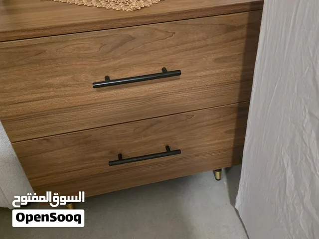 طاوله سرير عدد 2 للبيع بحاله سوبر ممتازه استعمال خفيف مقاس [  42*56 ] خشب تقيل