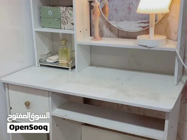 ميز مكتبي ابيض