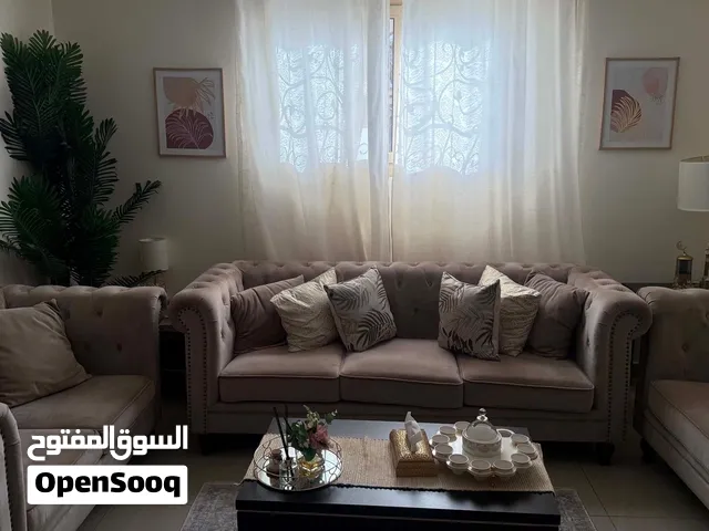 طقم كنب بحال الجديد للبيع 7مقاعد وجلايه صحون وكوبر ماء
