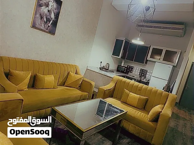 الكنب مع الطاولة