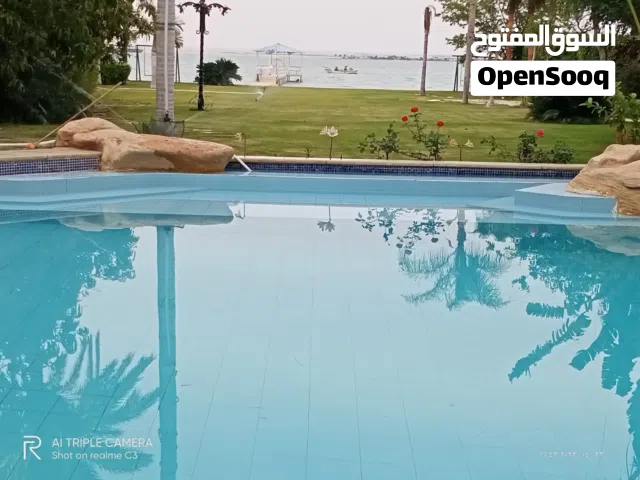 لاصحاب الذوق الرفيع فيلا فاخره للبيع في فايد الاسماعيليه حمام سباحه خاص وشاطئ خاص