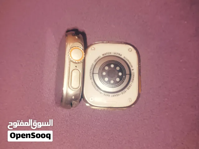 الساعات خربانة (لا تعمل) وبدون قشاط وبدون شاحن.