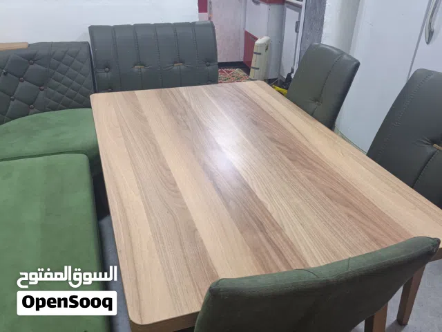 ميز كراسي تركي مع كرسي اطفال نوعية ممتازه جداً نوع تركي الصنع نظيف جداً وبي مخزن تحت القنفه مع كراسي