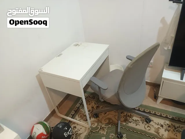 كرسي مع مكتب دراسة أطفال بحالة جيدة كما بالصورة