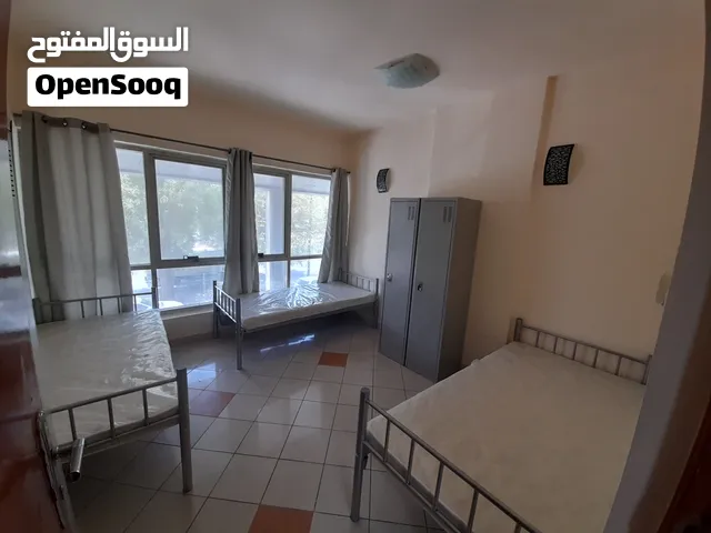 سرير بغرفه ثلاثيه جنسيات عربيه نظيفه