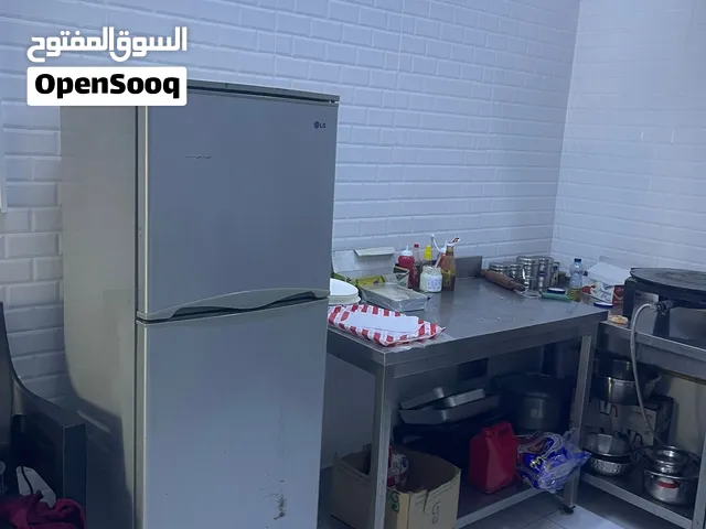 للبيع أغراض مقهى مع المكيفات وثلاجات وأغراضهم