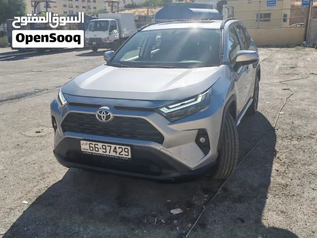 تويوتا راف فور 2025 وارد الوكاله ماشيه 14000كم السعر 31000 قابل للتفاوض بحالة الوكالة فحص كامل موجد