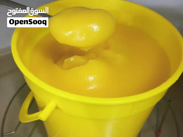 سمن بقري صافي نقي ذهبي اللون طازج من المزرعة