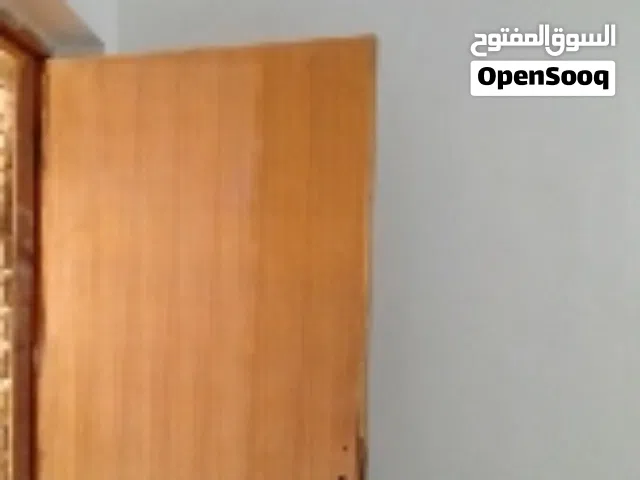 باب خشب عدد ثلاثة