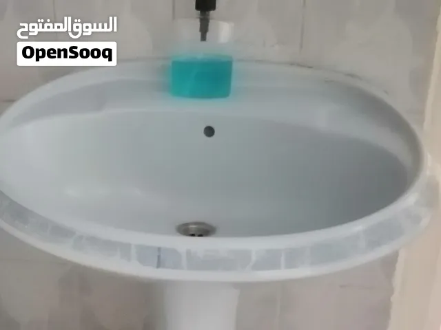 مغسلة مستعمله للبيع لون ازرق لا يوجد فيها كسر. رررر