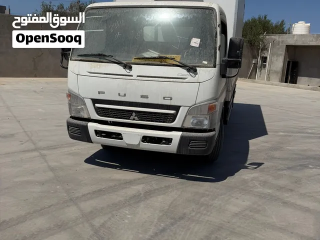 السلام عليكم سياره صفار استيراد دبي ماشيه 87 كيلو سياره جديد وا نضيفه    شاحنة نقل مبردة (ثلاجة)