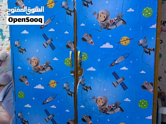 كنتور اطفال بابين خشب عرضه متر وطوله مترين تقريباً
