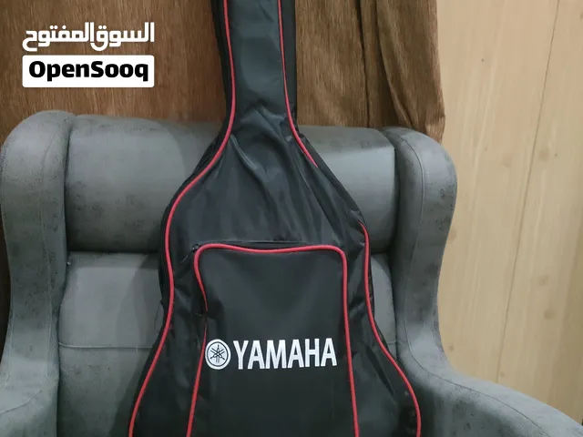 جيتار Yamaha (ياماها)، فهي من الشركات المعروفة جداً بصناعة الجيتارات، وخصوصاً للمبتدئين والمحترفين.