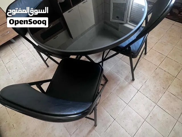 طاولة طعام مع اربع كراسي جلد