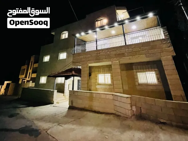 دار للبيع طابقين وروف جاهزه للسكن بتصميم مناسب للعائلات