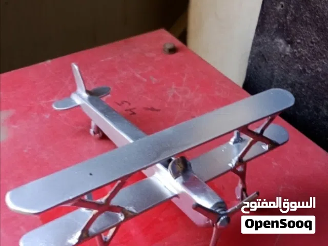 طائرة معدنية صغيرة