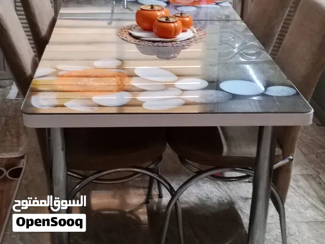 طاولة سفرة مكونة من طاولة واربع كراسي بحال الجديد