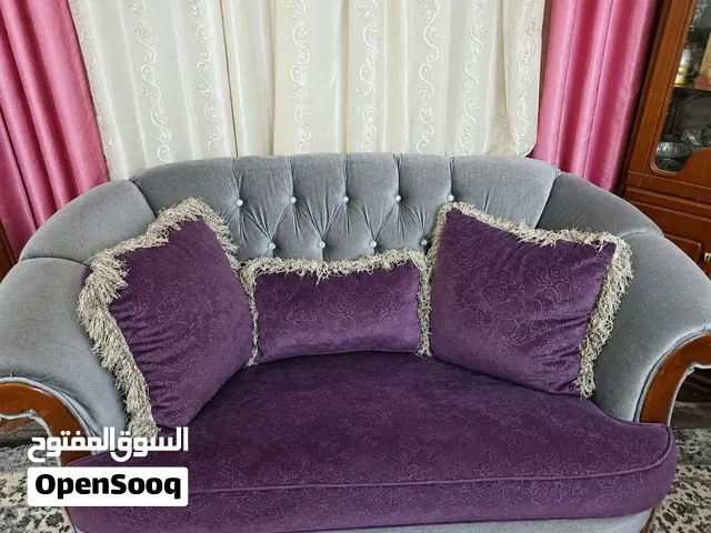 طقم كنب للبيع بحالة ممتازة  طقم مرتب وأنيق، اللون رصاصي مع بنفسجي، ومحافظ عليه.