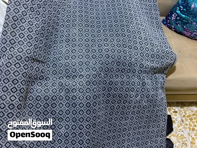 فراش ارض مستخدم قليل لون رصاصي