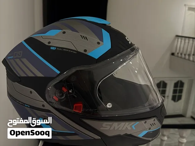 خوذة جديدة فقط مفتوحة من الكارتون