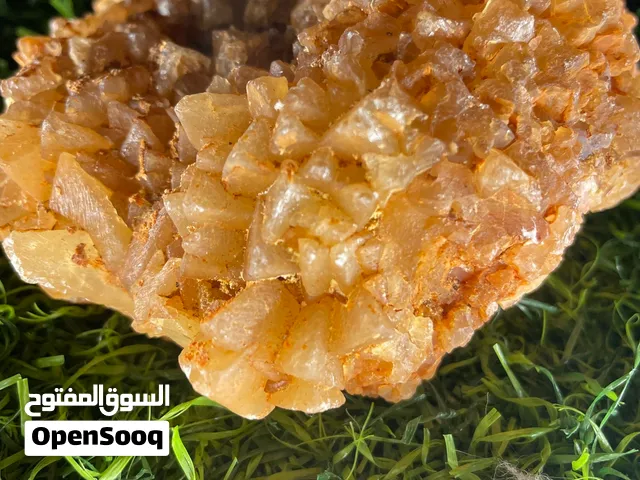 حجر طبيعي نادر – كالسيت عسلي بتكوين مشترك مع دروزي كوارتز