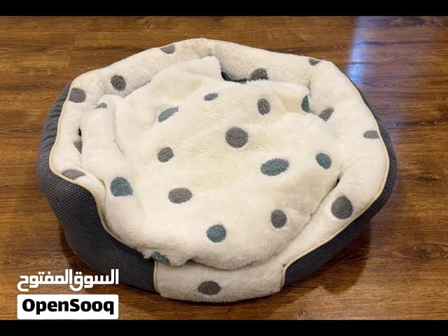 فراش للحيوانات الاليفة شبه جديد Pet bed in like-new condition.