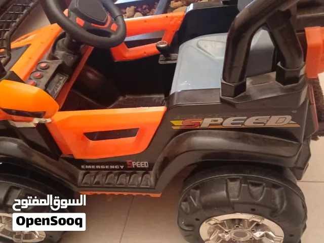 سيارة اطفال كهربائية حجم كبير بحالة ممتازة للبيع معها ريموت تحكم عن بعد