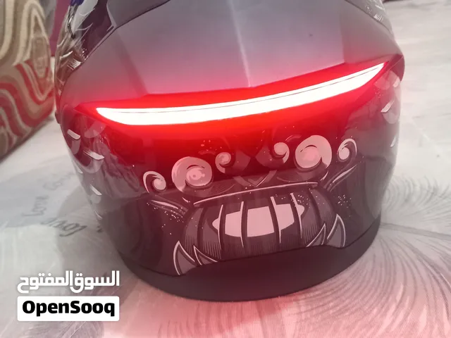خوذه دراجه موشمه جديده مستعمله مره وحده بس بيها نشره ضوئيه تكدر تغير النشره وياهل كيبل شحن سعرها 40