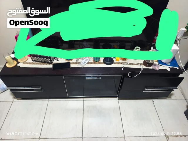 طاولة تلفزيون خشبية بتصميم عصري مساحة تخزين ممتازة