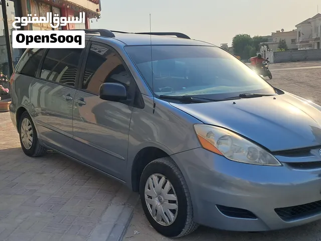 تويوتا سيينا _ 2009 _ 8 راكب _ ابواب كهرباء تحكم عن بعد _ لون ازرق