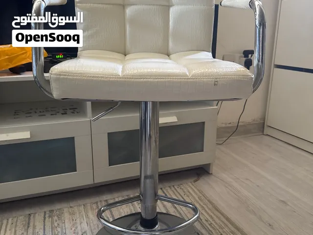 كرسي دوار جلد ابيض