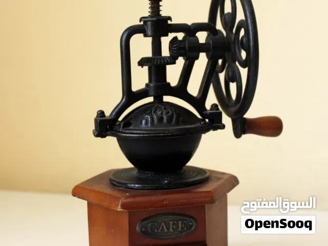 مطحنة قهوة كلاسيكية بتصميم فينتج أنيق . قطعة ديكور وإستخدام مميز