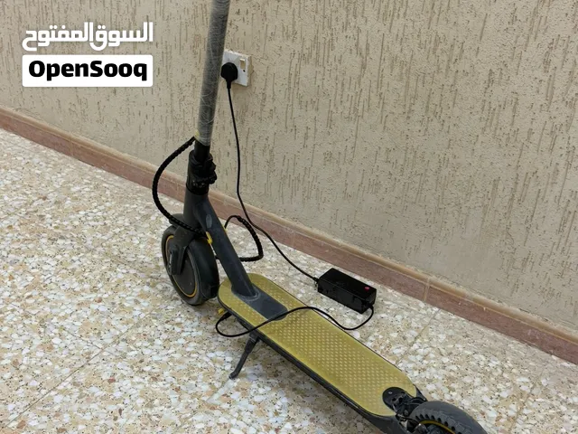سكوتر نضيف مستعمل شهر 11 يوم وقفتها في الستور السرعه 45 الكفر الي في الخلف مافيه شي الي قدام منسم