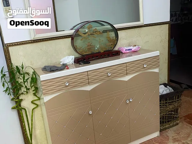 ميز طعام مع كونسول