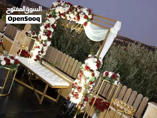 كوشة خمرية مستطيلة بتنسيق ورود مميزة مع كامل اكسسوراتها