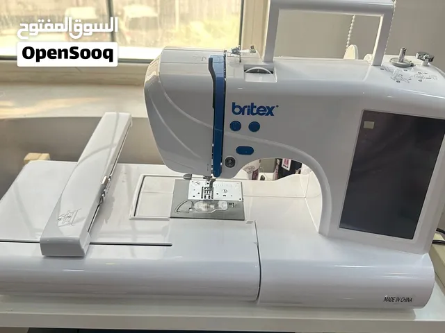 ماكينة خياطة و تطريز مع أدواتها