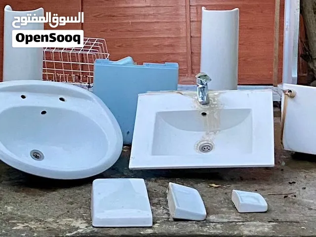 للبيع مجموعة أدوات صحية للحمامات متنوعة بحالة جيدة مناسبة للبيت أو الاستراحة أو الترميم