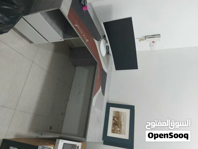 مكتب حرف L    مقاس 2×2 متر بحالة جيده جدا