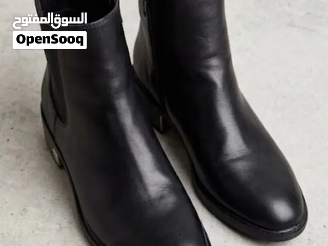 بوت نسائي أسود