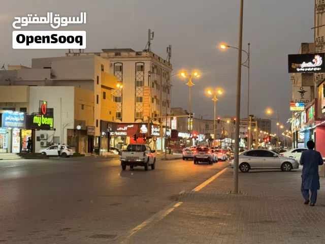 مطعم سابق ومشطب في موقع مميز للبيع خلو