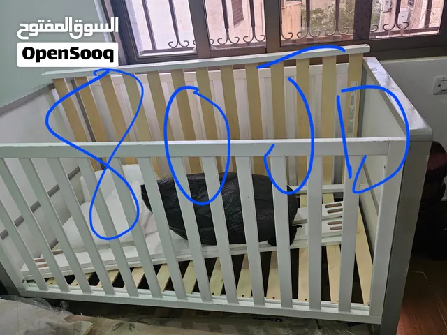تخت اطفال يمكن فك الجانب مع فرشة و ممكن ان يتحول لتخت طويل كبير