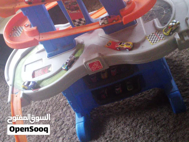 طاولة سباق سيارات Step2 Hot Wheels بحالة ممتازة ماركة Hot wheels   قابل للتفاوض