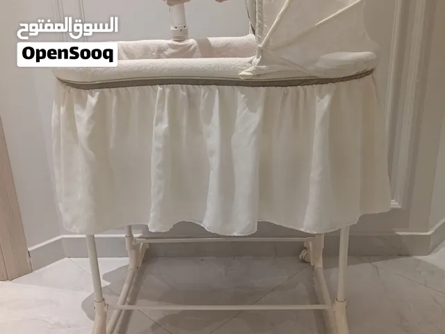 سرير اطفال جميل وراقي من براند  Fisher Price