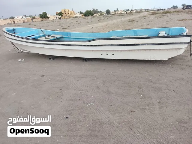 يوجد قارب 23 قدم مع مكينه 40 للبيع او للبدل بمكينه 85
