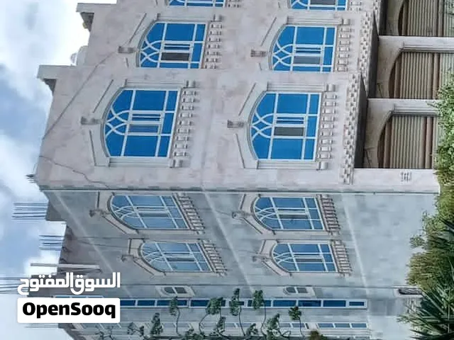 عماره للبيع السعر مليون وثمان مائة ألف سعودي نهائي  على شارعين قبله لدائري شارع فقط  8شقق 4 فتحات